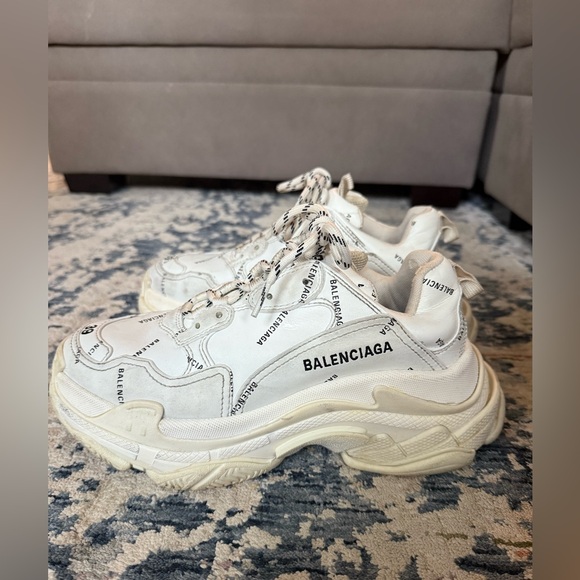 Balenciaga Triple S Sneaker Allover Logo in white and black technical material - Picture 2 of 9